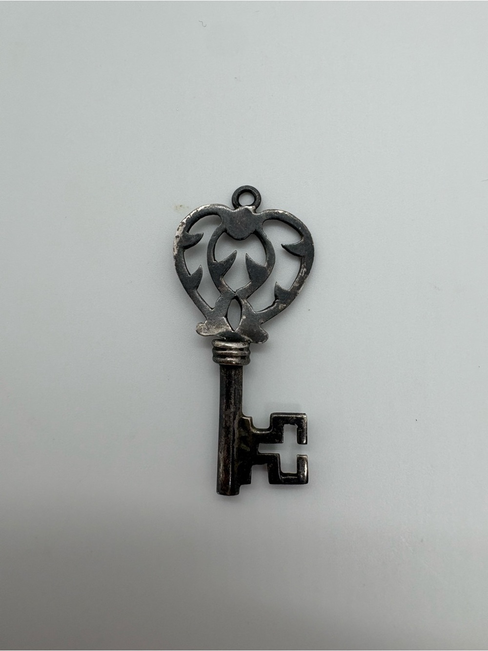 Vintage/antique unmarked 925 sterling silver key pendant 2g T.W.
